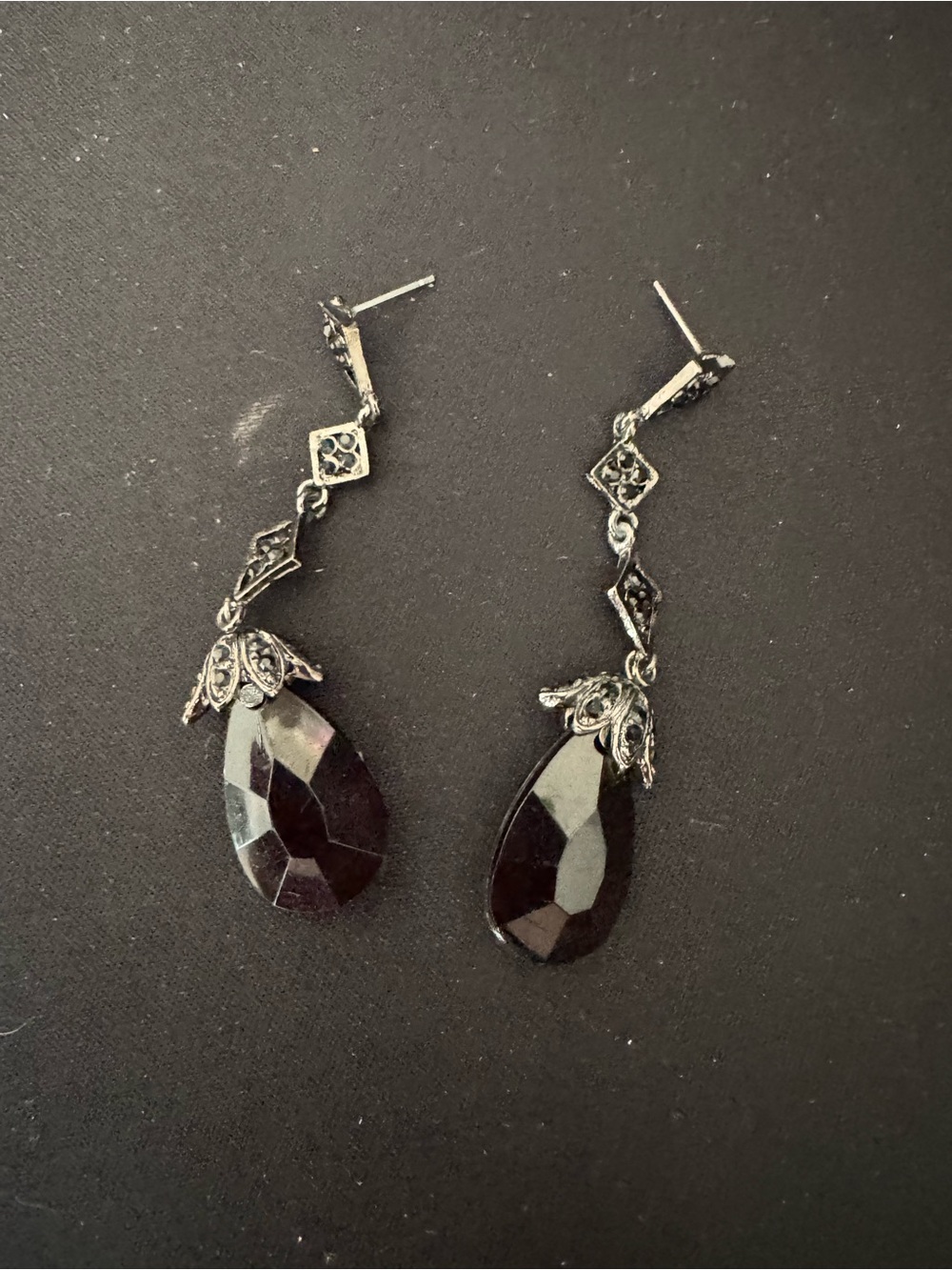 Vintage-Inspired Black Teardrop Dangle Earrings